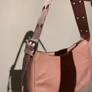 Fräsch rosa väska med snygga silver detaljer🤩 den är i bra skick och passar till allt!!