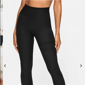 Träningstights från stronger - Säljer dessa tightsen från stornger då dom inte kommer tilm användning. Dom är i superbra skick och har endast används 1/2 gånger! Dom är i stl M/L. Om ni vill ha fler bilder så kom privat 💕