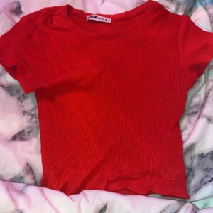 Röd t-shirt  - Säljer nu min favorit tröja som ja andvänt flera gånger men de märker man it eftersom de är ett super fint skick. Köpte den för 70 kr. 💕