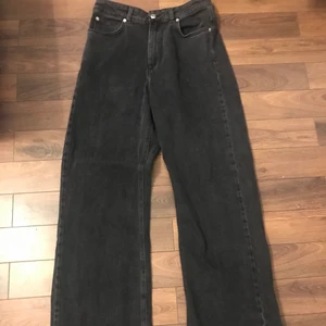 Svarta jeans  - Ett par svarta jeans använda några gånger.  Va ganska stora på mig. Kan tänka mig att gå ner i pris. <3