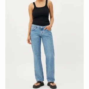 Weekday arrow  - INTRESSEKOLL på dessa jeans från weekday som är slutsålda i nästan alla storlekar, Arrow Low Straight Jeans . Endast testade och prislappen kvar, 25/30. Köpta för 500! Säljer endast vid bra bud!!