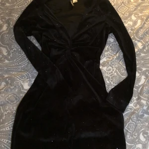 Klänning  - Svart glitter klänning storlek M. Kan mötas i Örebro och Eskilstuna 