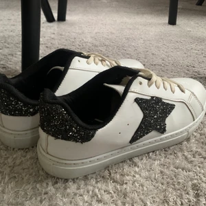 Stjärn skor - Säljer dessa fina skor med glitter stjärnor från zalando. Typ aldrig använda eftersom dem är försmå för mig, stl 38 Köparen står för frakten!! 