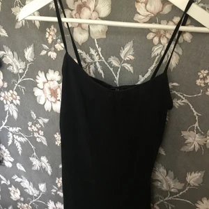 Basic svart linne - Jätte fint basic svart linne med lite urringning 