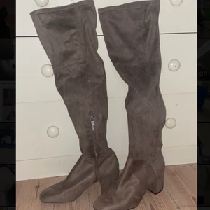 Höga Bershka stövlar  - Överknä stövlar från Bershka i storlek 38, sparsamt använda. Säljer pga att jag inte använder längre. Köpte för 999kr för ca 2 år sedan