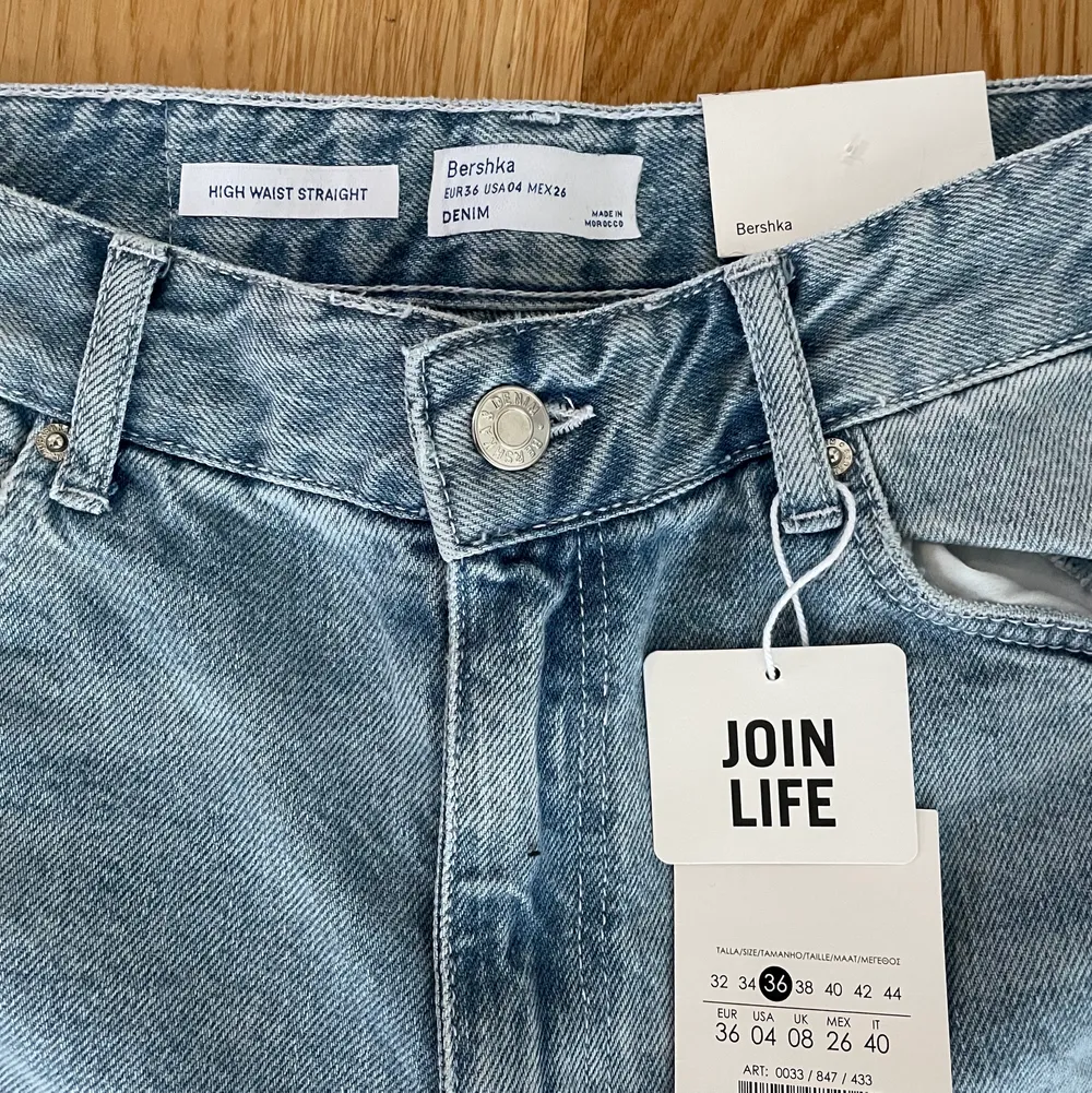 raka bershka jeans köpta från asos, aldrig använda och alla prislappar sitter kvar 😍 dom är ljusblåa som på första bilden! . Jeans & Byxor.