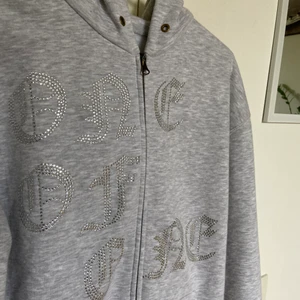 ONE OF ONE ZIP HOODIE - Säljer min grå one of one ziphoodie, köpt på deras Pop-up shop i Visby i somras. Cond 9/10 använd Max 2 gånger. Vill du ha spårad frakt får du betala lite extra fraktkostnad. Bud från 1000kr. Oseriösa köpare blockas.