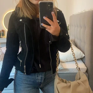 Jacka - En jacka i mockaimitation från Vero Moda☺️ snygga silverdetaljer och passar till allt. Nästan aldrig använd pga för liten, så i väldigt bra skick. Nypris ca 1000kr. Köparen står för frakt😝
