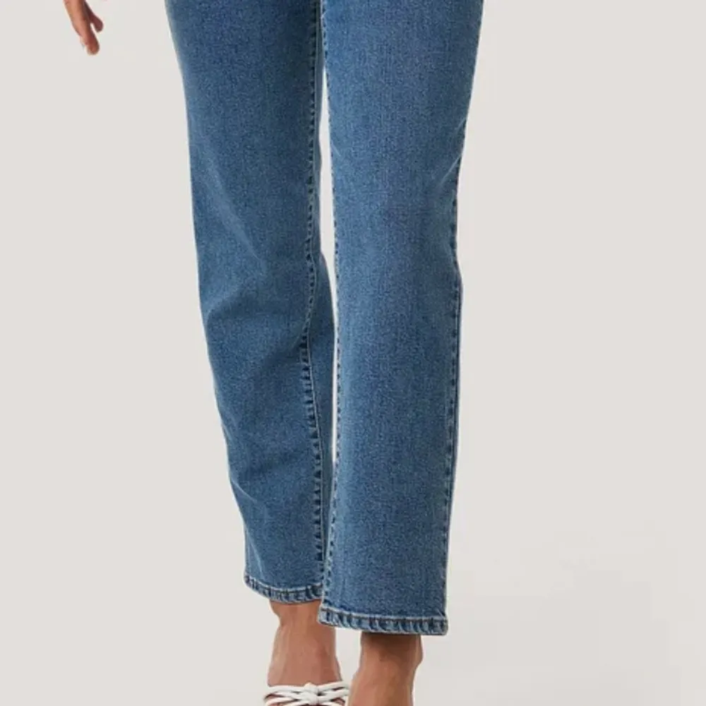 Superfina raka jeans från Nakd, använda ca 3 gånger💕. Jeans & Byxor.