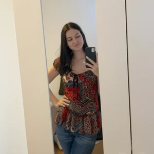 Blus med röda och svarta mönster - Blus med röda och svarta mönster. Storlek S. Bra skick. Frakt tillkommer