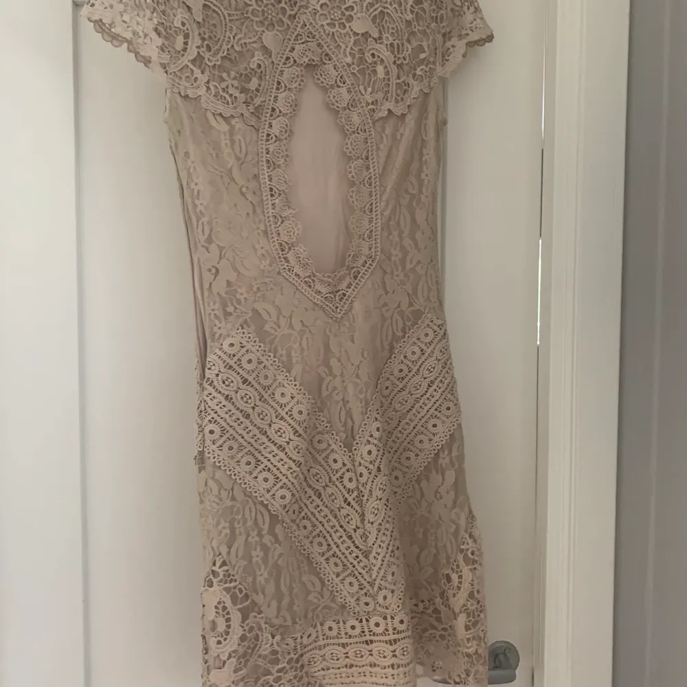 En kort beige spetsklänning med lite öppen rygg från DRY LAKE i strl S. Har haft denna ett tag men bara använt en gång och säljer den för 250kr (pris går att diskuteras)💕. Klänningar.