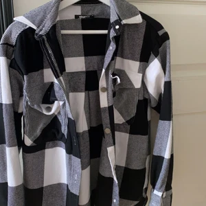 Skjort jacka från Gina  - Säljer denna skjort jacka från Gina, frakt tillkommer