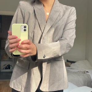 Kavaj  - Jätte fin enkel kavaj från Zara! Storlek S☀️ Köparen står för frakt! #zara