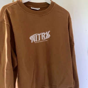 Weekday collage tröja  - En ball collage tröja från Weekday. Använd 2-3 gånger, inte nopprig utan ser ut som ny. Säljer då jag bytt stil. Hör av dig vid intresse ❣️💕