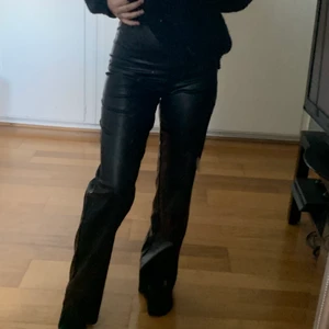 Snygga skinnbyxor  - Fett snygga skinnbyxor från Nelly💕 jätte snygga nu till hösten med en stickadtröja!!❤️ jätte bra skick, strl Xs men passar även S och M 