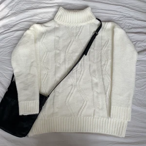 Vit stickad tröja - En jättefin och varm vit stickad tröja, perfekt för hösten och vintern. Storlek M. Ärmarna är 50 cm från axeln. Köpt second hand, men i nyskick. Köparen står för frakt.