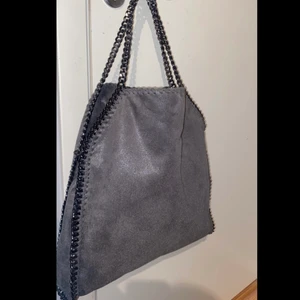 Stella mccartney väska - Stella mccartney liknade väska som knappt är använd, jätte fint skick. Om fler ör intresserade blir det budgivning! KÖPAREN STÅR FÖR FRAKTEN                                                  HÖGSTA BUD JUST NU - 280kr