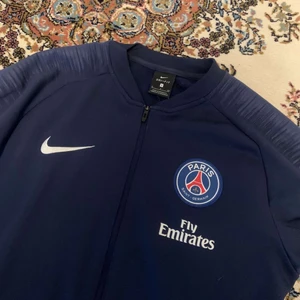 Nike PSG tröja i blå farg och sällsynt - Sällsynt model. Blå farg. Stl S passar M. Äkta så klart. Kan fraktas över hela Sverige📦.