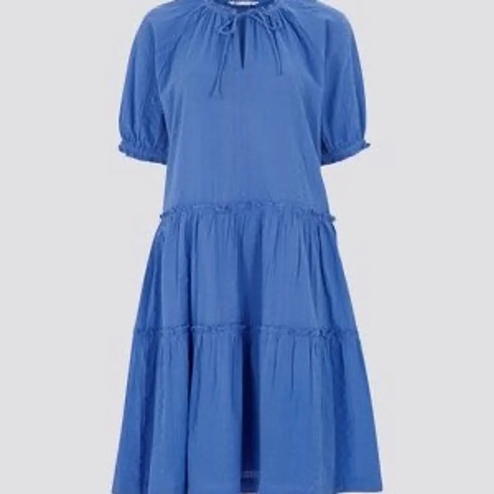 Slutsåld och säljs inte längre i denna färg❤️ skit fin klänning från Cubus som jag köpte i somras💓 säljer då jag inte känner att jag får användning för den längre🥰 passar även bra med en tjocktröja över:) . Klänningar.