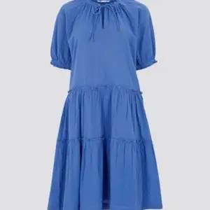 Slutsåld och säljs inte längre i denna färg❤️ skit fin klänning från Cubus som jag köpte i somras💓 säljer då jag inte känner att jag får användning för den längre🥰 passar även bra med en tjocktröja över:) 