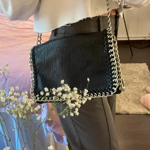 Väska - Super snygg väska från tiamo i bra skick. Nypris 500kr 🖤 