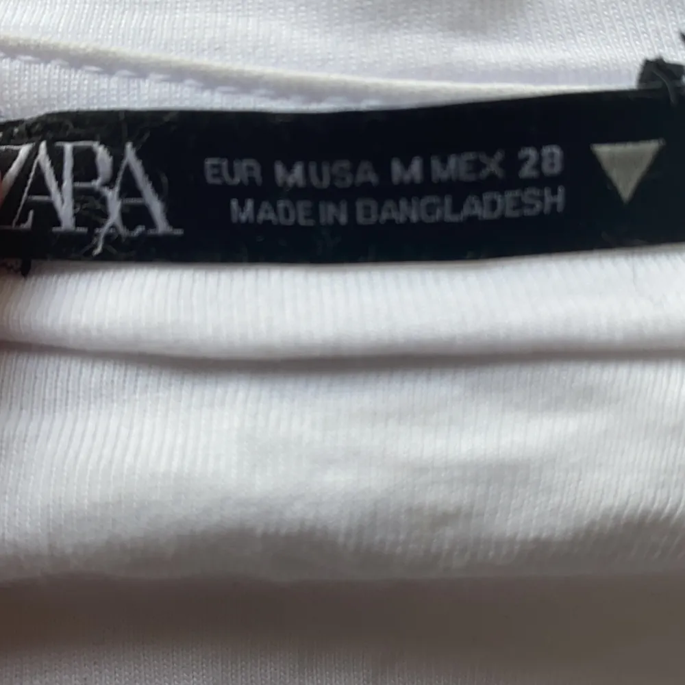 Säljer denna fina tröjan från ZARA! Använder inte och tycker att den borde åka till någon annan❤️. T-shirts.