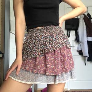 Sjukt fint blommigt layered mini kjol från Zara! Älskar den men tyvärr är den inte riktigt min stil längre🌺