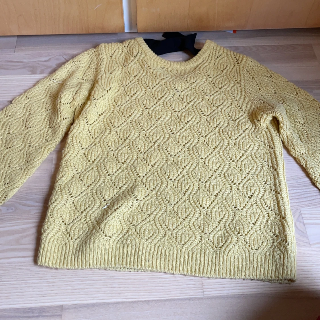 En stickat tjock tröja 