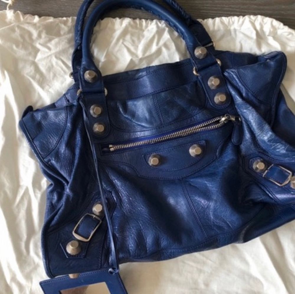 Såå fin kornblå balenciaga väska, färger är mer ”lysande” irl! Perfekta storleken för jobb el skola då du bla får plats med dator!! Äkthetsbevis finns i form av mejl. Skav på sidorna finns!. Väskor.