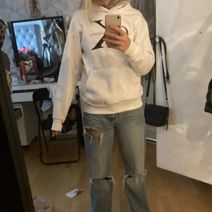  hoddie - Vit  hoddie i storlek M, jag bär oftast xs men denna sitter bra ändå. Den är nopprig så skriv privat för bilder där man ser det tydligare. Snörerna har åkt ur luvan❤️  