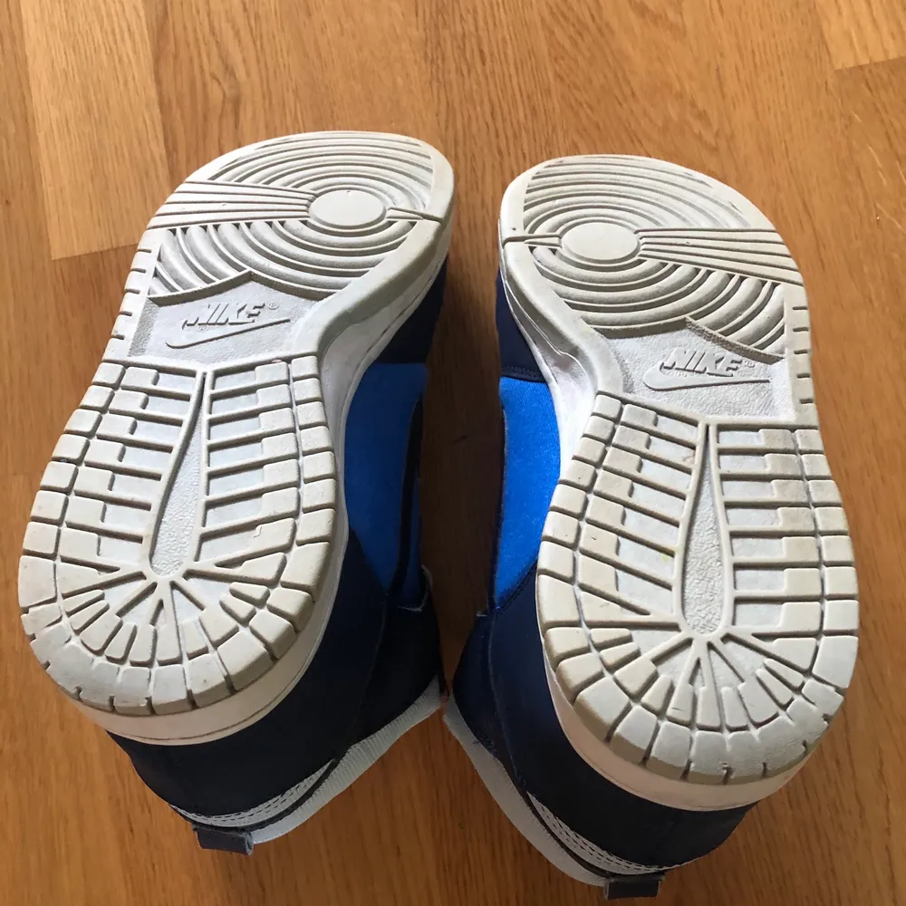 Nike Dunk Highs från 2011. Väldigt fint skick för ett par 10 år gamla skor. Skriv om du vill ha fler bilder eller har några frågor. Kan fraktas eller mötas upp i Stockholm. Priset kan diskuteras:). Skor.
