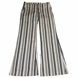 Randiga vintage byxor - Randiga lågmidjade vintage byxor i storlek 34/36 (xs/s) med ganska korta och utsvängda ben. Går ner till anklarna på mig som är 170 på perfekt för någon lite kortare än så😍😍🙌