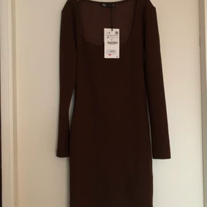 Zara Klänning - Fin Zara klänning, aldrig använd. Köpt i våras och säljer då den är lite för stor. Jättefin passform på klänningen. 😊 Betalning är via swish och jag står inte för frakt men fraktar gärna! 💞💞 Skriv gärna privat om man undrar något. :) 