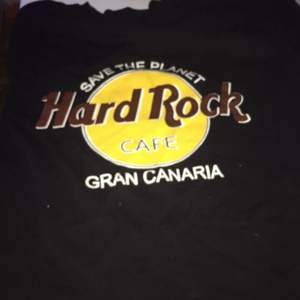 Säljer denna Hard rock café t-shirten i storlek S den är allderles för stor på mig och passar mig inte så bra✨