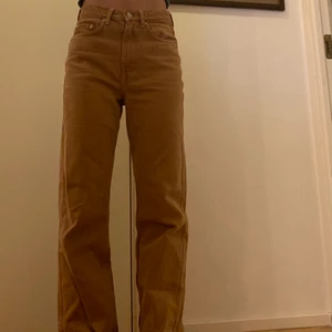 Weekday jeans rowe - Beige/ bruna jeans, sitter super fint, jag är 160cm🥰 Samfraktar gärna!! 
