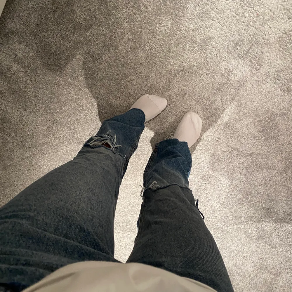Supersnygga jeans från pull&bear i storlek 36. Som har egentligen slit men då dom var väldigt långa på mig så är dom avklippta ( jag är 168cm) men ser så snygga ut så också. Går att frakta men köparen står för frakten💞💞. Jeans & Byxor.
