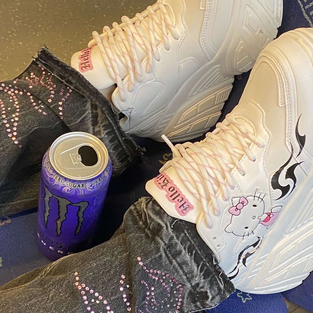 Jättefina hello Kitty platform/chunky skor i storlek 40! De är köpta på bershka och går inte att få tag på längre. Använda kanske 2 gånger och i väldigt bra skick! Skriv gärna för fler bilder/frågor:). Skor.
