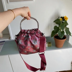 Hvisk väska - Väldigt rymlig trots liten! Får plats med en analog kamera tex