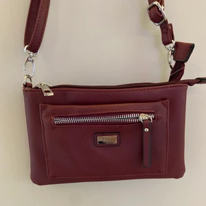 Röd väska - Så himla fin höstig handväska som tyvärr inte kommit till användning. Helt oanvänd och fyllningen är kvar i! Köparen står för frakten🤍