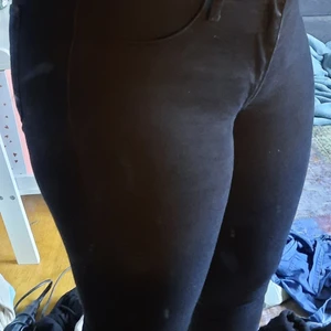 Svarta skinny jeans stl 42  - Säljer mina svarta jeans för 100 kr!