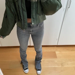 Jeans - Säljer mina gråa jeans med slits från zara. Fint skick då dem knappt är använda. Skriv vid frågor eller fler bilder 