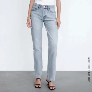 Mid rise jeans zara - Säljer dessa trendiga mid rise jeans från zara för att de tyvärr är väldigt långa på mig som är 163. Går såklart att klippa vid benen för att de ska passa! De är endast använda 1 gång och är därmed i nyskick men klippte av etiketterna så kan ej lämna tillbaka. hör av er vid intresse🥰pris kan diskuteras!