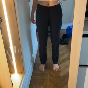 Zadig kostymbyxor - Mörkblåa kostymbyxor från Zadig med grön detalj på sidorna. Jag är 163 cm och dom sitter väldigt bra på mig. Funkar för både S och M beroende på hur man vill att dom ska sitta. Väldigt stretchiga. Nästan aldrig använda. Köparen betalar för frakt