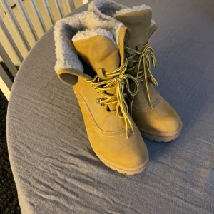 Fodrade skor med bred klack (Storlek 37) - Varma klackar med snörning, knappt använda 