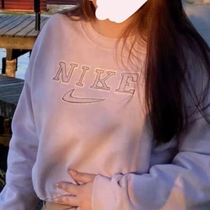 Nike tröja  - Säljer denna då den ej kommer till användning längre. Den är sjukt mysig och skön. Utropspriset 150kr Buda! 