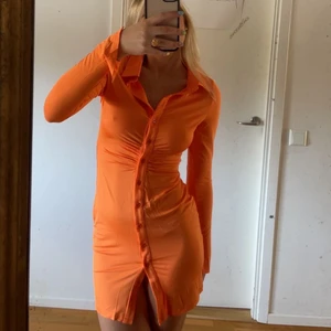 Klänning  - SÅ fin klänning🧡🧡🧡 Annonsen finns kvar annars är den markerad såld💜 