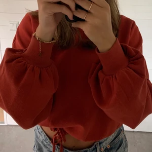 Röd tröja🍂🍁 - Oanvänd. Vinröd/orange i färgen. Stor och mysig i armar, snörning runt midjan. Original pris 550kr.