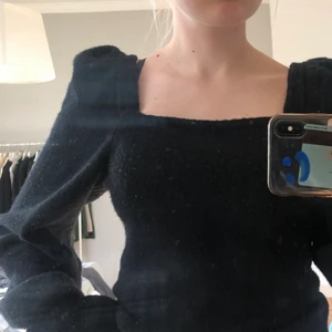 Hm stickad tröja med puffärm  - Jättefin svart stickad tröja från hm med såå fin puffärm