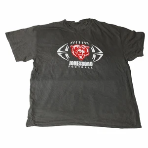 Jonesborg - Vintage Graphic Tee - En riktigt fet lite Washed grey färgad tröja som har ett vitt och rött tryck över bröstet och ett vitt på ryggen. Den är perfekt för dig som gillar lite neutrala toner. Thriftad på en secondhandbutik i USA som heter Ross.