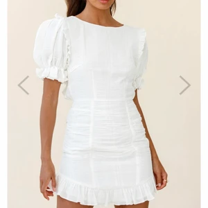 Vit klänning - Supersöt klänning från selfieleslie som tyvärr är för liten för mig. Perfekt till student och skolavslutning! Alla lappar sitter kvar. Köpt för 740 (+tull)